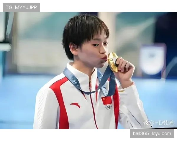 全红婵，跳台上还是小学生既视感，机场一出来就是大牌贵妇的感觉