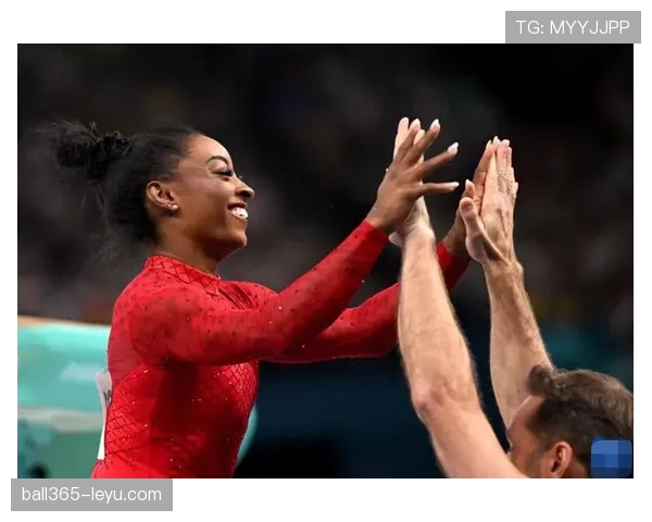 西蒙·拜尔斯训练一天吃五顿，冰箱里塞满牛排和蛋白粉